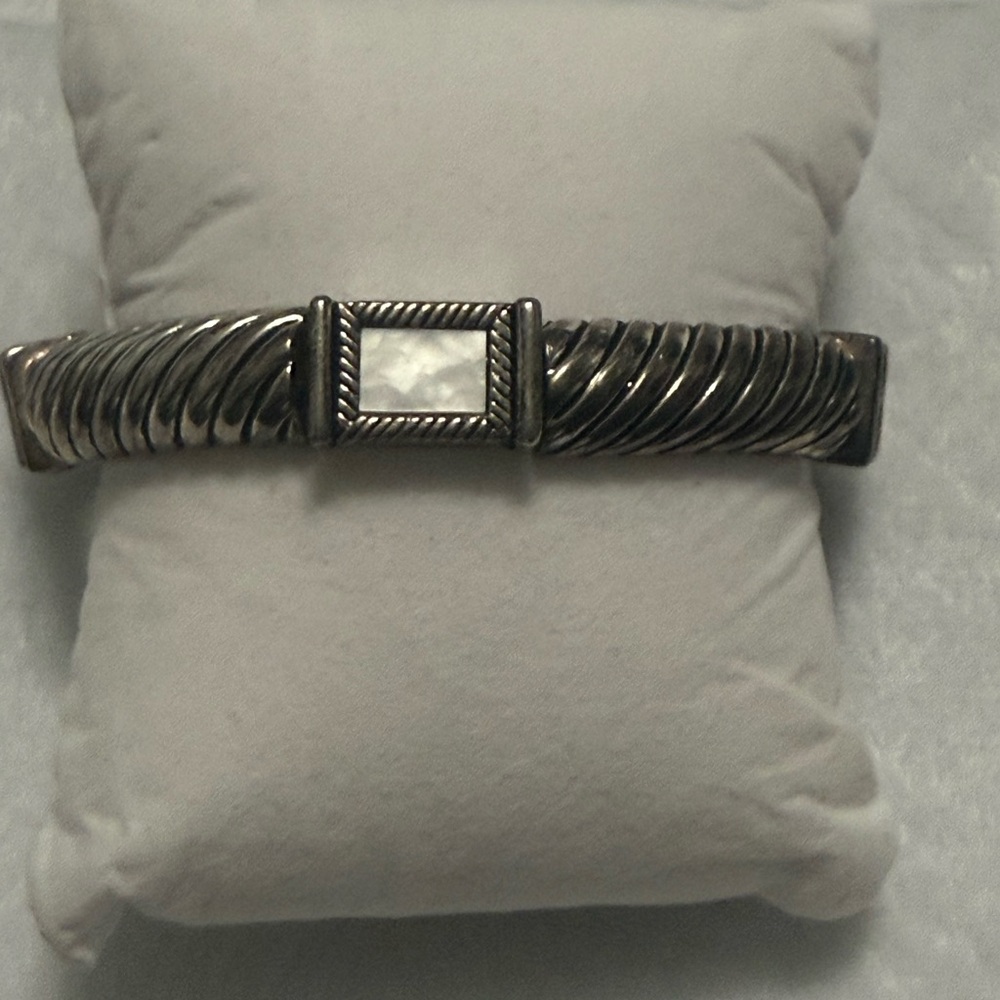Silver Statement Bracelet – Mother of Pearl Side Stones 5”